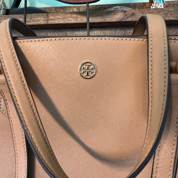 Tory Burch LARGE Robinson Laptop Tote in Cardamom, Saffiano Leather - Picture 5 of 9